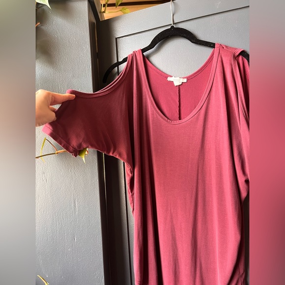 2 for $15 Acemi Red Burgundy Cold Shoulder Cut Out Tee Shirt Short Sleeve Small - Picture 2 of 4